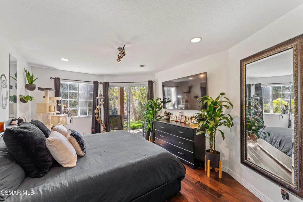 5744 Oak Bend Lane 108, Oak Park, California 91377 home-pic-16