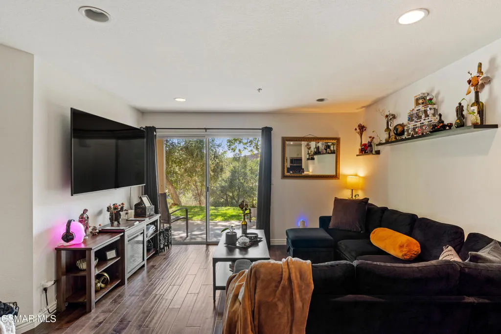 5744 Oak Bend Lane 108, Oak Park, California 91377 home-pic-4