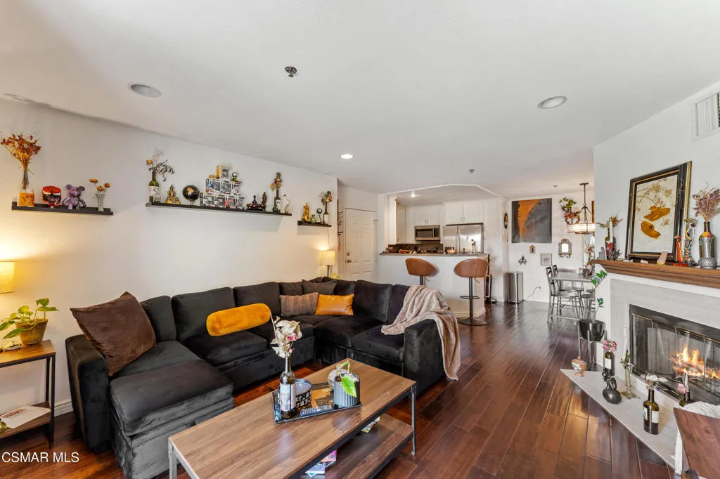 5744 Oak Bend Lane 108, Oak Park, California 91377 home-pic-6