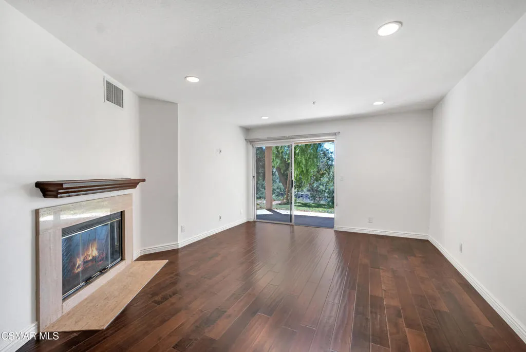 5744 Oak Bend Lane 108, Oak Park, California 91377 home-pic-5