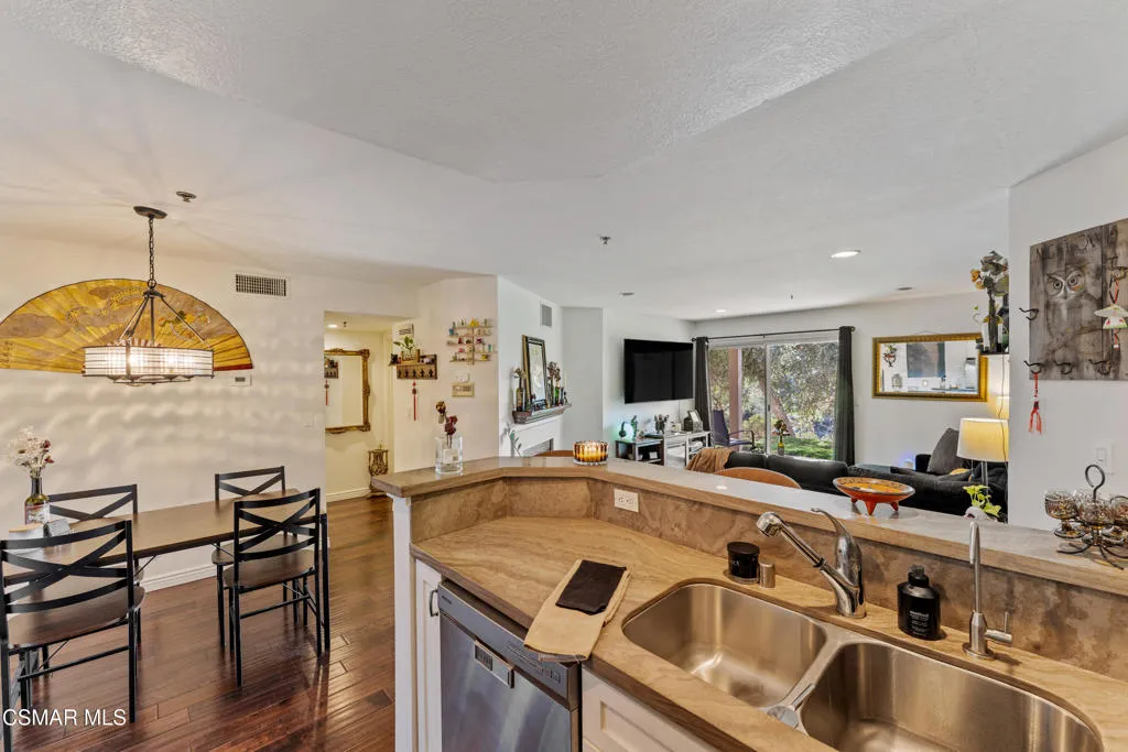 5744 Oak Bend Lane 108, Oak Park, California 91377 home-pic-11