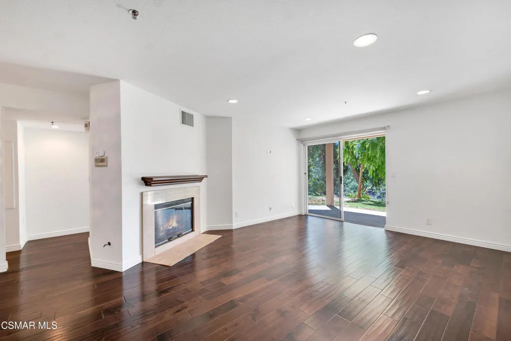 5744 Oak Bend Lane 108, Oak Park, California 91377 home-pic-1