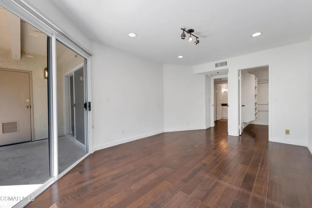 5744 Oak Bend Lane 108, Oak Park, California 91377 home-pic-15