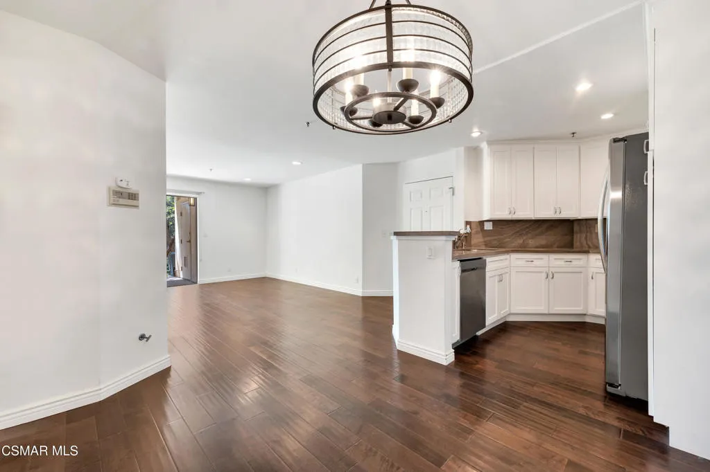 5744 Oak Bend Lane 108, Oak Park, California 91377 home-pic-12