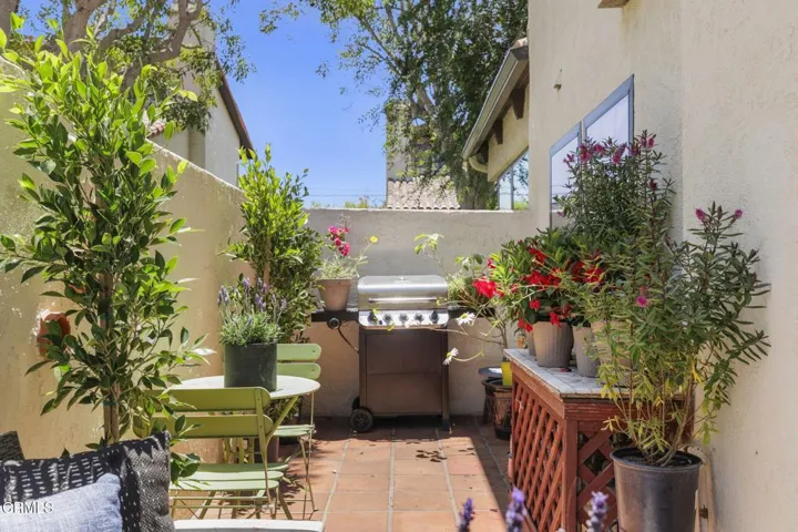 41-web-or-mls-UpmarketMedia-1932Jam-98