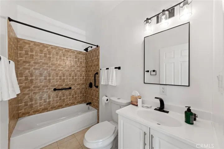 Back full bathroom with tub