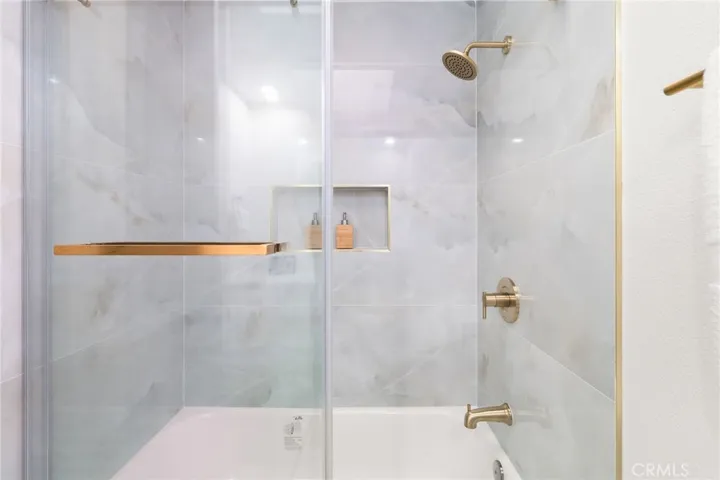 Upstairs Hall Bathtub/Shower