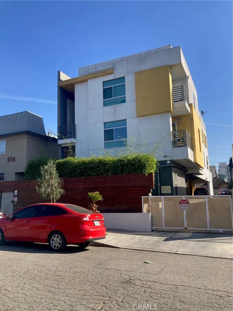 978 S Mariposa, Los Angeles, California 90006 home-pic-1