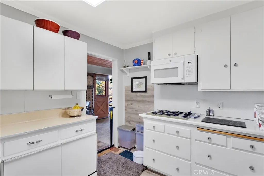 993 Mercury Way, Crestline, California 92325 home-pic-23