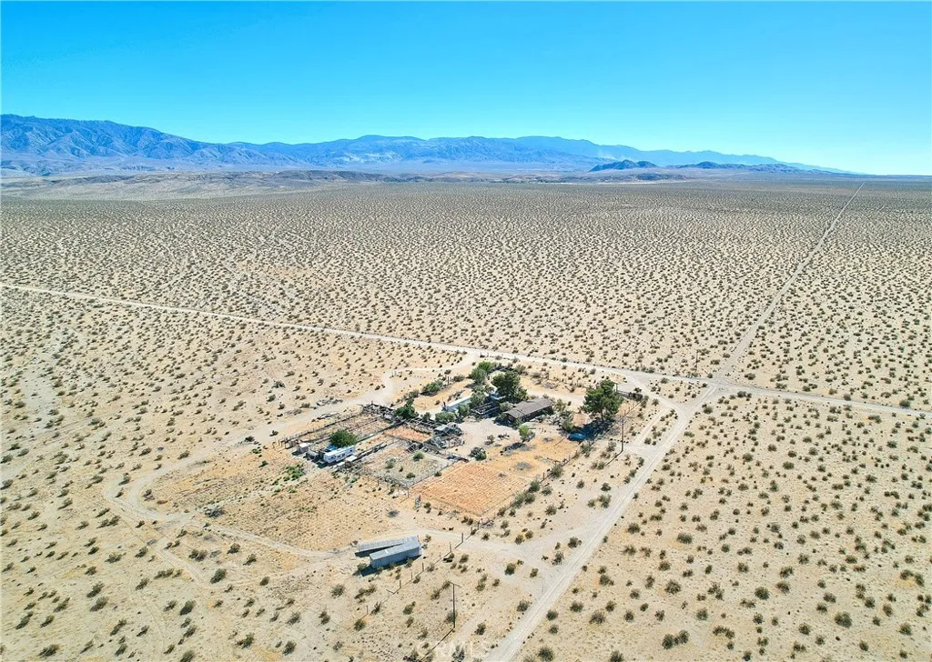 45757 Paddington Road, Lucerne Valley, California 92356 home-pic-12