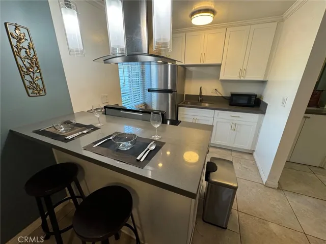 2 story - no neighbors above or below. Huge 1 bedroom, 1.5 bath with upgrades, Refrigerator, Washer/Dryer/Microwave included.  Attached fenced cover patio and balcony.  1 car garage and street parking.