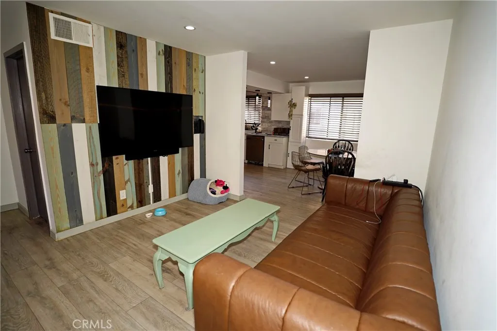 18954 Sherman Way 3, Reseda, California 91335 home-pic-4