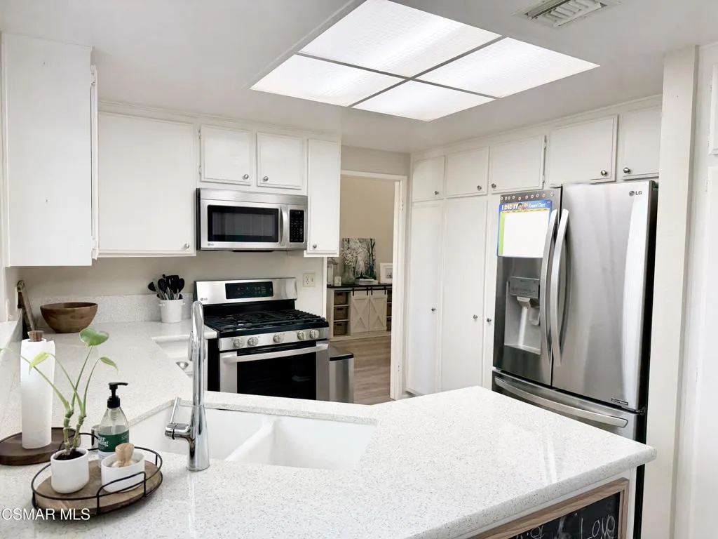 323 Sprucewood Avenue, Oak Park, California 91377 home-pic-9