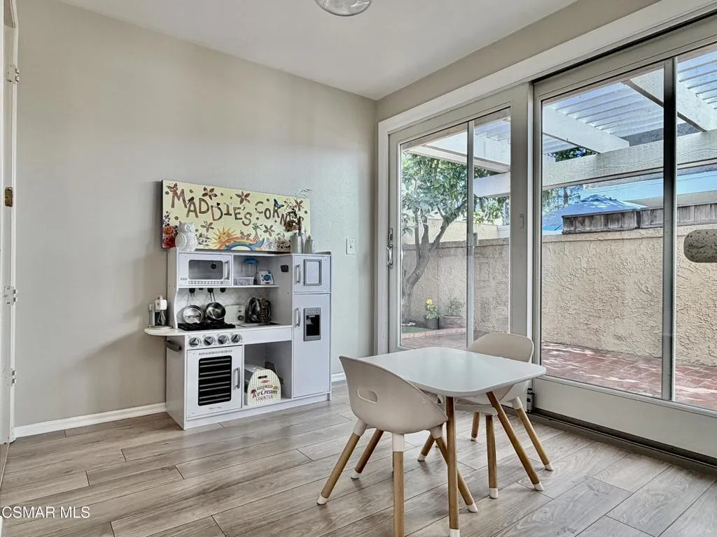 323 Sprucewood Avenue, Oak Park, California 91377 home-pic-12