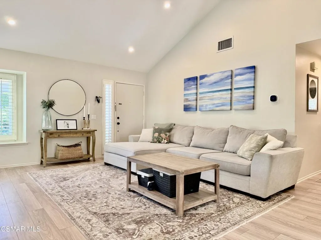 323 Sprucewood Avenue, Oak Park, California 91377 home-pic-4