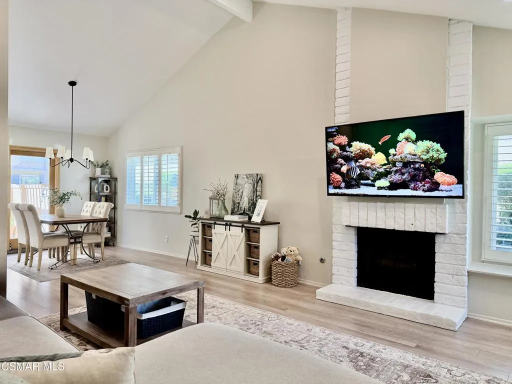 323 Sprucewood Avenue, Oak Park, California 91377 home-pic-2