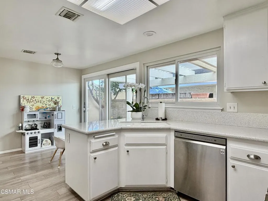 323 Sprucewood Avenue, Oak Park, California 91377 home-pic-11