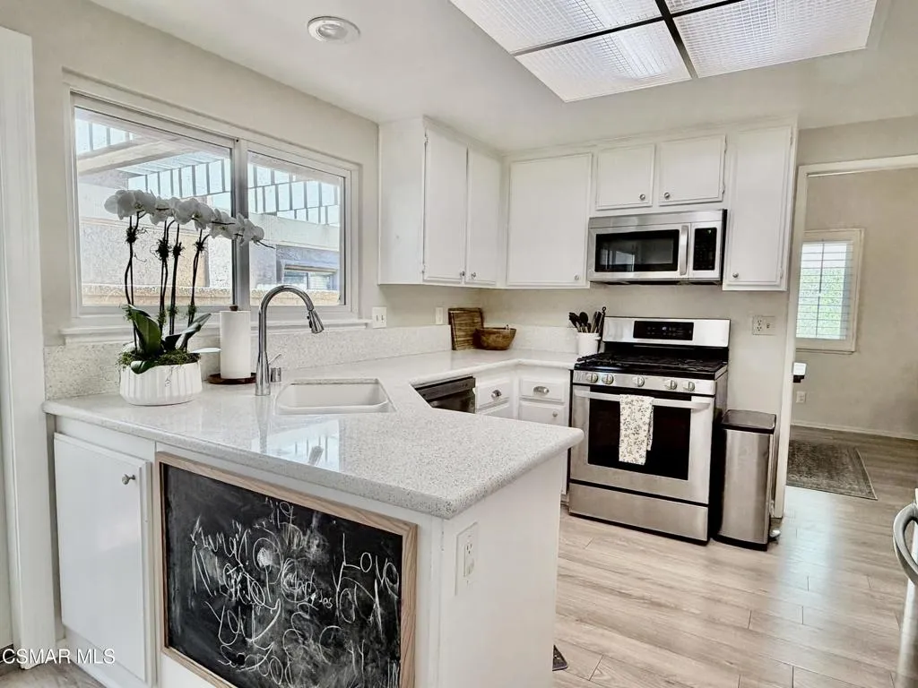 323 Sprucewood Avenue, Oak Park, California 91377 home-pic-10