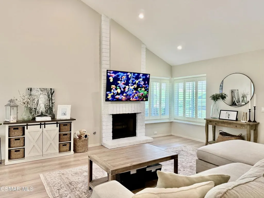 323 Sprucewood Avenue, Oak Park, California 91377 home-pic-5