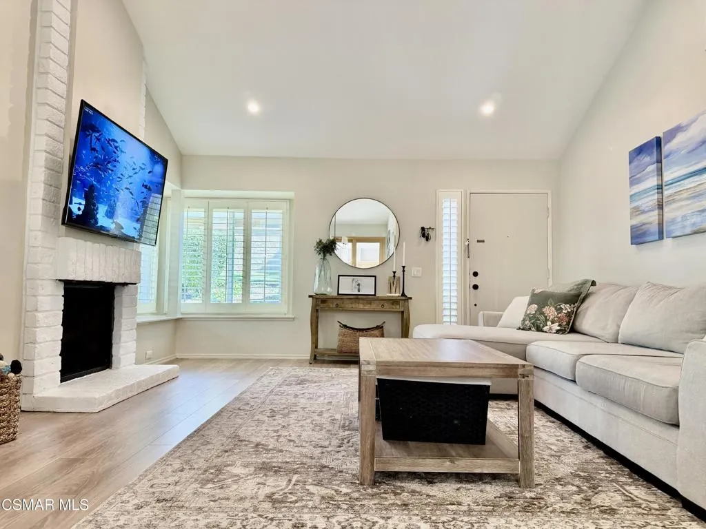 323 Sprucewood Avenue, Oak Park, California 91377 home-pic-3