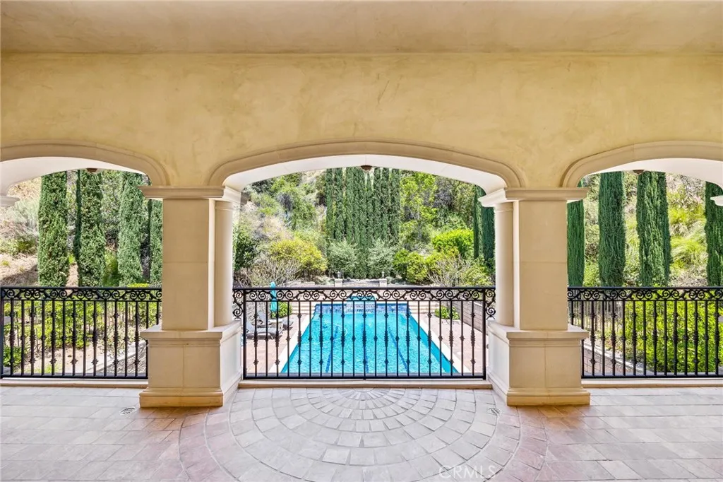 328 N Terrace View Drive, Monrovia, California 91016 home-pic-47