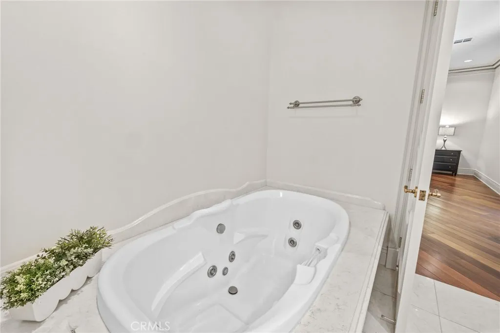 328 N Terrace View Drive, Monrovia, California 91016 home-pic-56