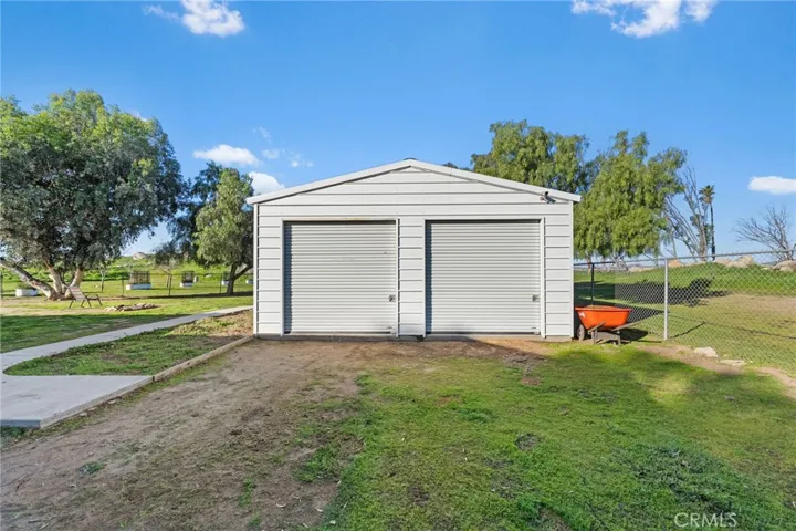 Garage/workshop with dual roll-up doors