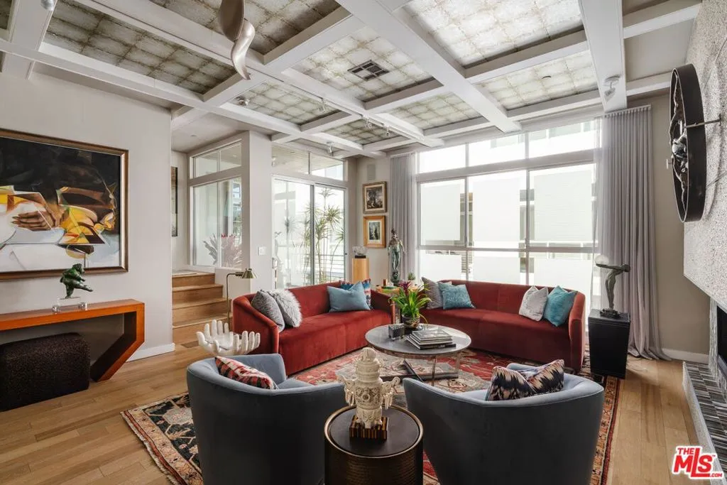 6732 W Hepburn Way, Los Angeles, California 90038 home-pic-3