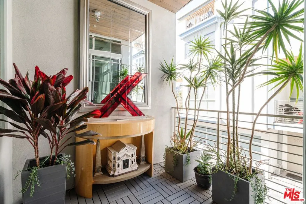 6732 W Hepburn Way, Los Angeles, California 90038 home-pic-23