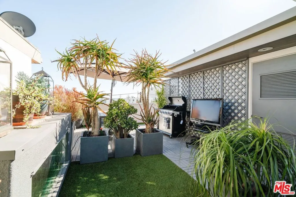 6732 W Hepburn Way, Los Angeles, California 90038 home-pic-21