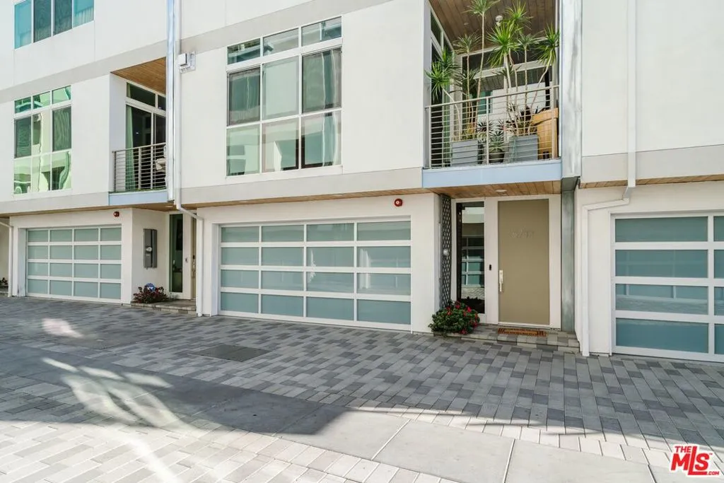 6732 W Hepburn Way, Los Angeles, California 90038 home-pic-25