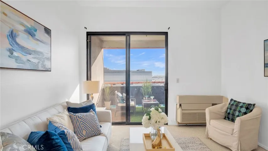 Living Room/Previously Staged