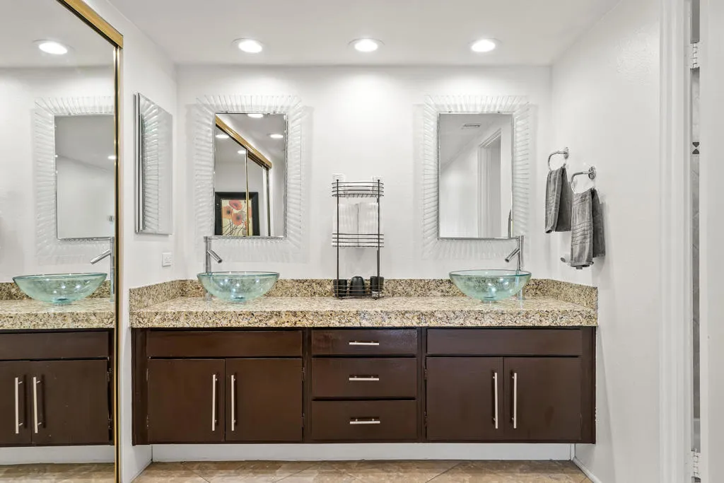 231 E La Verne Way E, Palm Springs, California 92264 home-pic-38