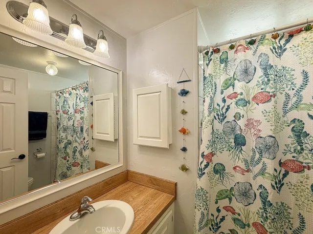 Bathroom with Walk-in shower