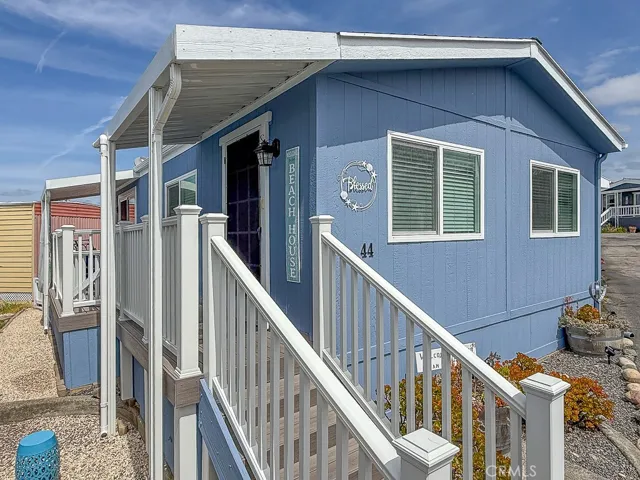 Beachy Retreat in San Simeon – Affordable Coastal Living just a few blocks from the ocean! Fully furnished - just bring your toothbrush!