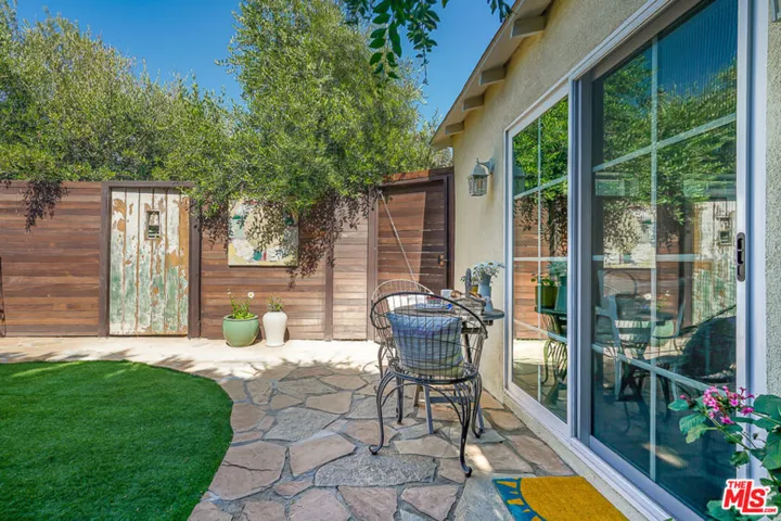 SEPARATE ENTRY TO GARDEN/UNIT