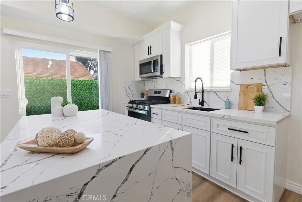 3884 N Mountain View, San Bernardino, California 92405 home-pic-6