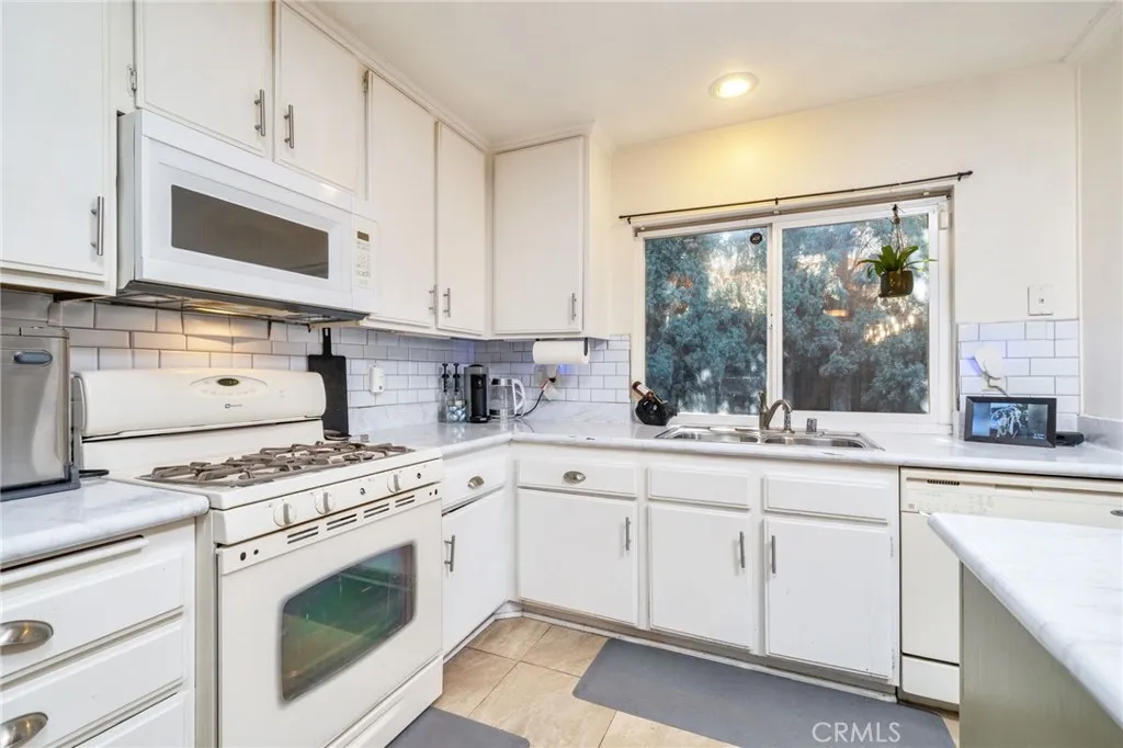3282 Gallion, Riverside, California 92503 home-pic-13