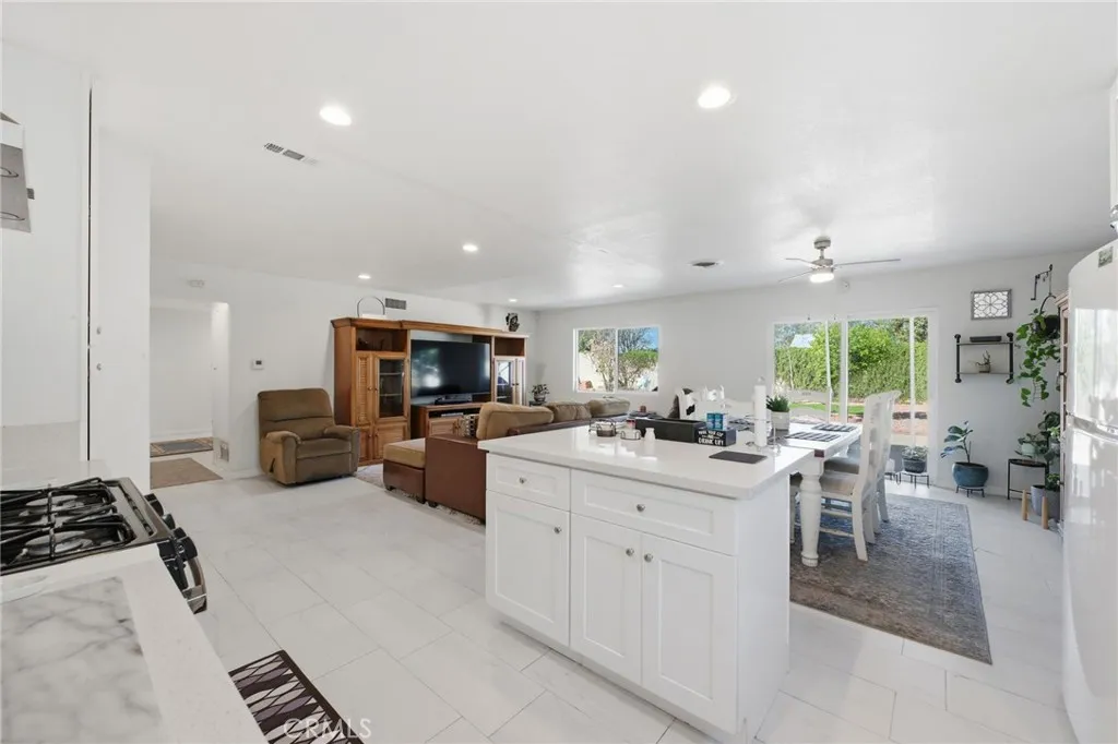 1080 Sapphire, Corona, California 92882 home-pic-18
