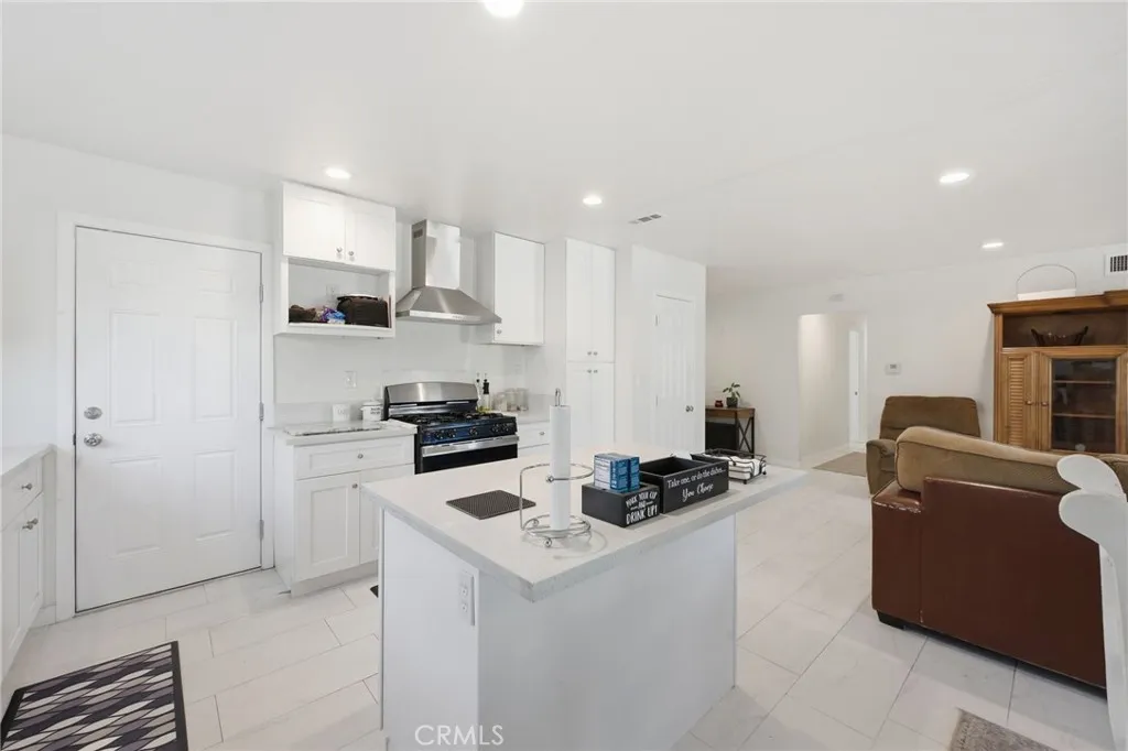1080 Sapphire, Corona, California 92882 home-pic-12