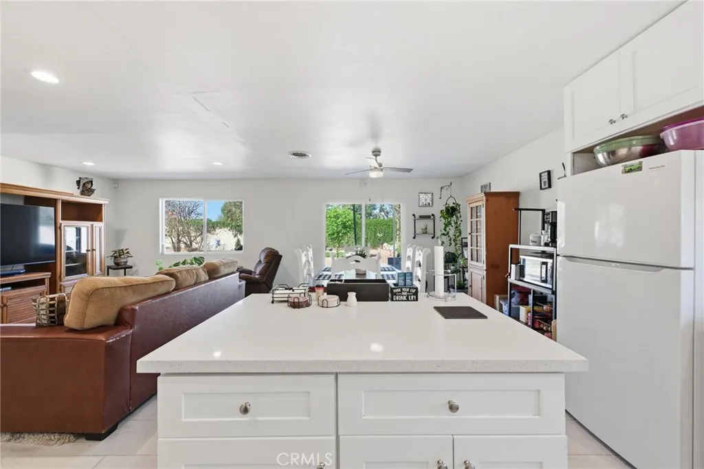 1080 Sapphire, Corona, California 92882 home-pic-19