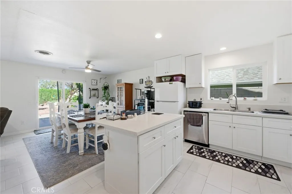 1080 Sapphire, Corona, California 92882 home-pic-16
