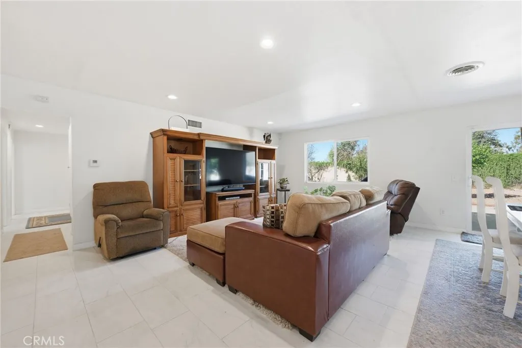1080 Sapphire, Corona, California 92882 home-pic-7