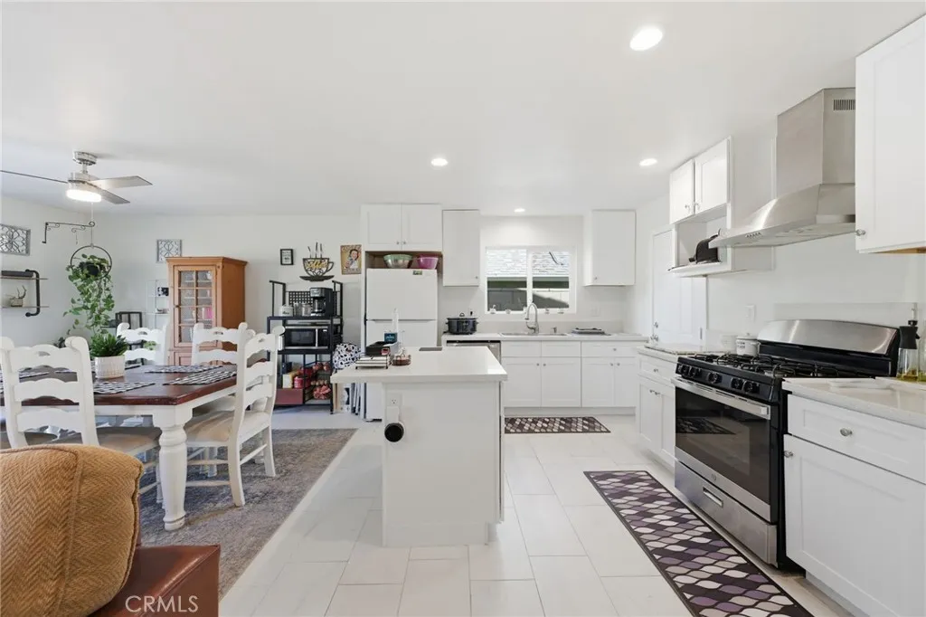 1080 Sapphire, Corona, California 92882 home-pic-15