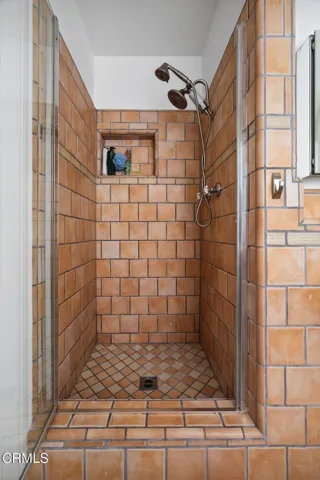 41-web-or-mls-Upmarketmedia_542Val-061