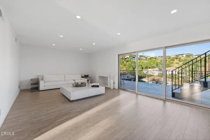 25-web-or-mls-Upmarketmedia_542Val-025