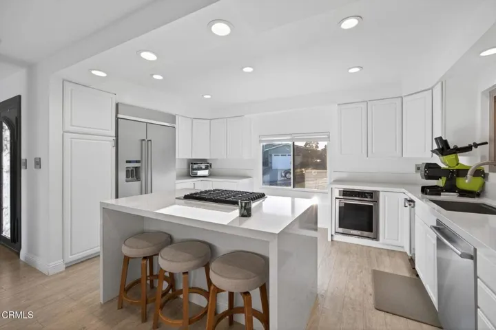 31-web-or-mls-Upmarketmedia_542Val-044