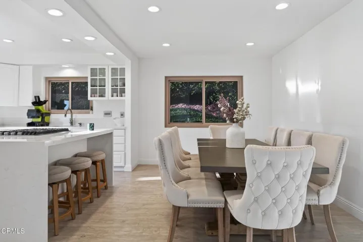 28-web-or-mls-Upmarketmedia_542Val-034