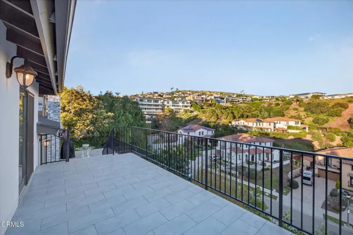 55-web-or-mls-Upmarketmedia_542Val-118