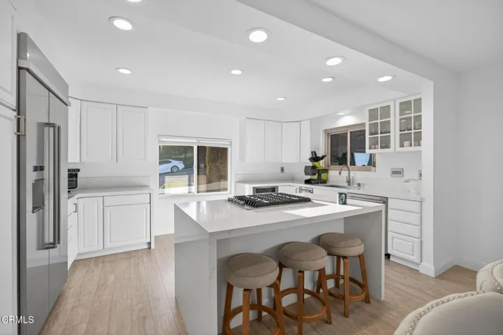 32-web-or-mls-Upmarketmedia_542Val-046